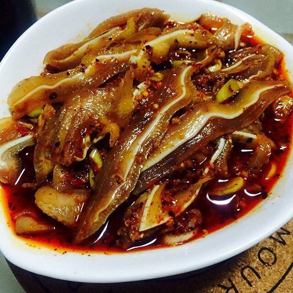 用料: 猪耳朵,辣椒粉,姜,蒜,酱油,生抽,八角,桂皮,料酒,香油,葱或者