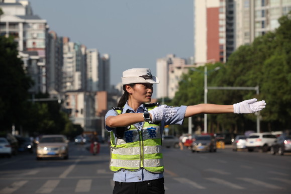 奋力推车随时疏堵永川女警被赞最美女交警