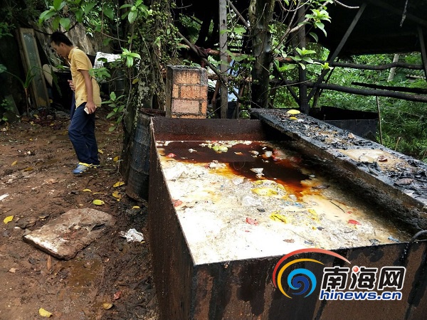 暗藏海口市晋文水库边密林里的一处地沟油(潲水油)加工点"他呼吁反对