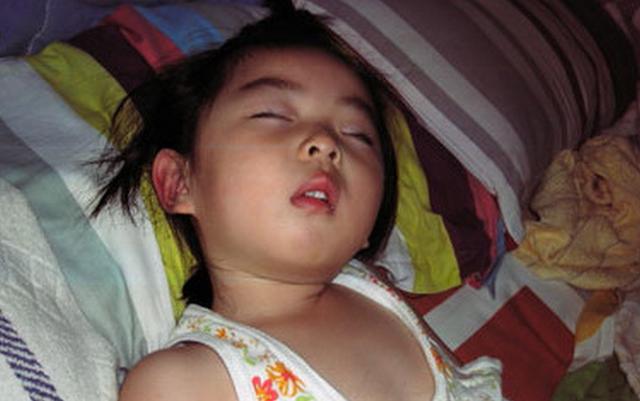 五岁女儿夹紧双腿扭动检查后原因让人目瞪口呆