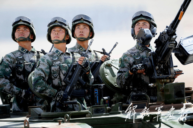 摄影/记者 王传顺武警特警方队徐平武警特警方队将军领队168名武警特