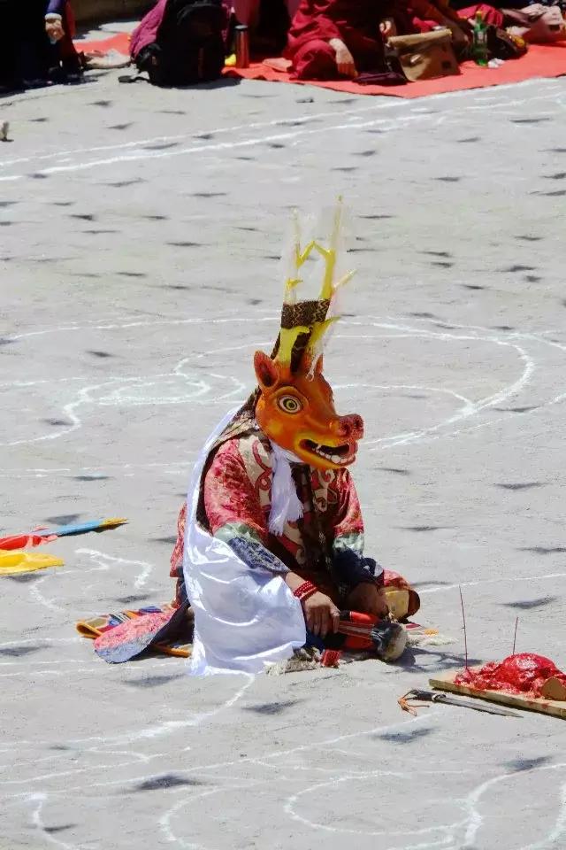 动作中有戏剧中的小射雁步,骑马步和八字跳等.