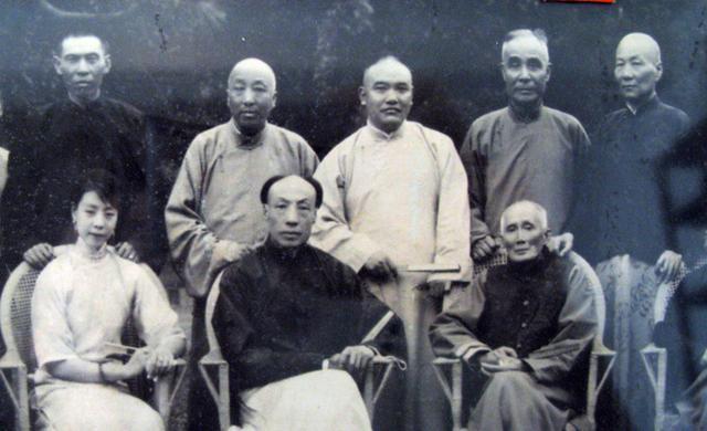 此人才是青帮真正老大上将军衔黄金荣叫他师父杜月笙叫他爷爷