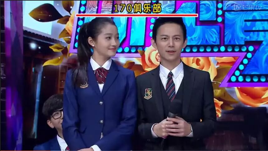 关晓彤的腿比鹿晗高出一个屁股 谁在虚报身高?