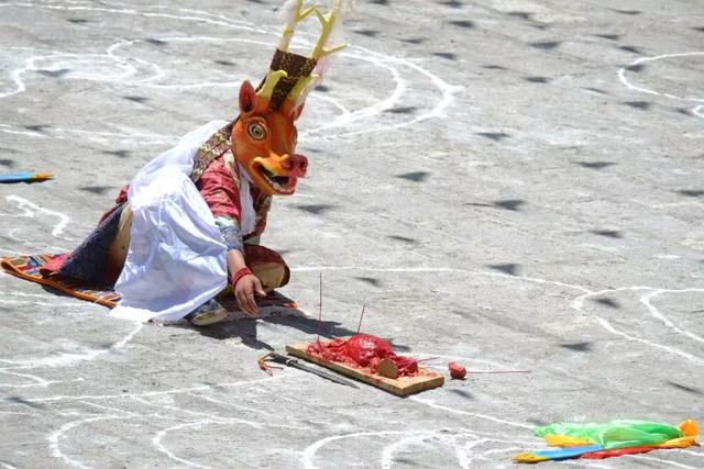 动作中有戏剧中的小射雁步,骑马步和八字跳等.