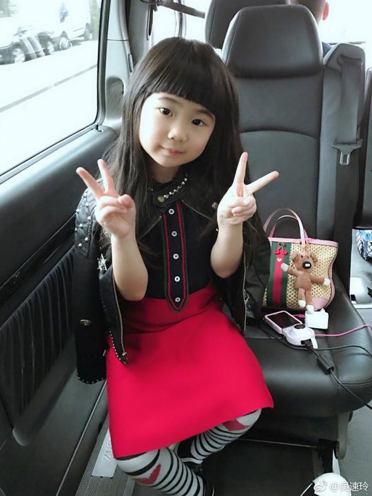 王诗龄黄磊的女儿多多贾乃亮和女儿甜馨赵薇的女儿:小四月吴彦祖的女