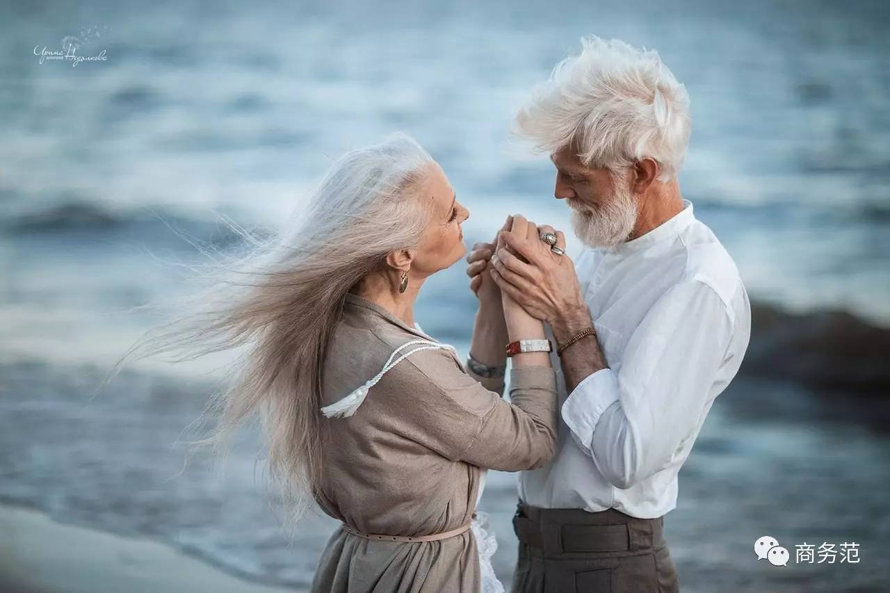 刷爆朋友圈的老年情侣照:其实是摆拍,模特互不相识