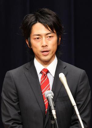 小泉进次郎是日本前首相小泉纯一郎的次子,目前担任自民党的农林部