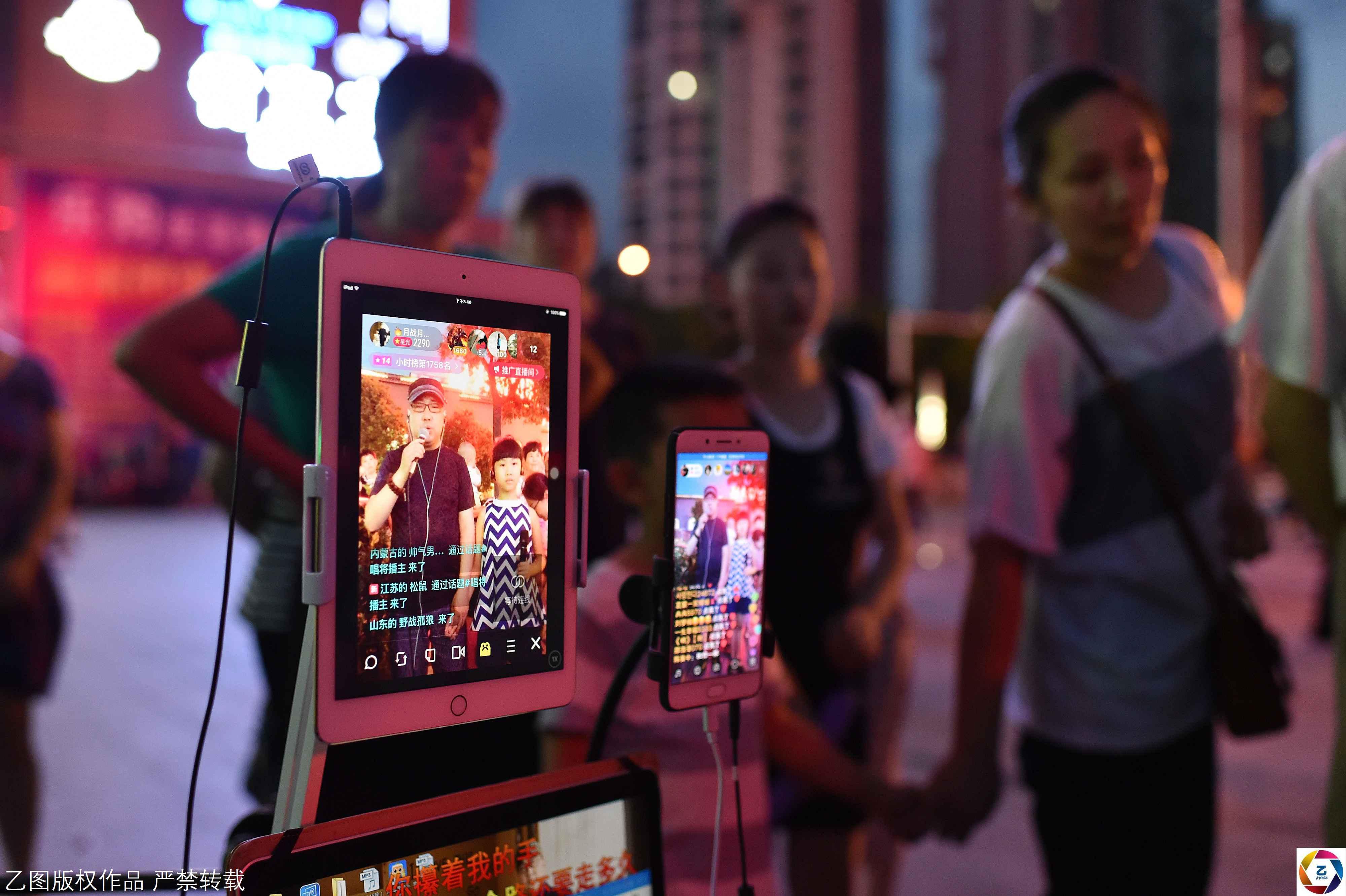 8岁女孩街头直播卖唱五年,挣钱养活全家