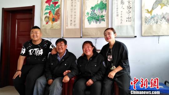 为克服寂寞,几年前刘军开始自学画画.儿子是名扑火队员,今年刚刚结婚.