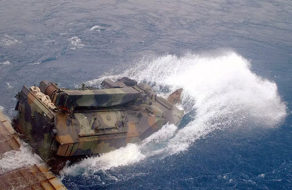 aav-7两栖战车,既能高台跳水也能潜水10米