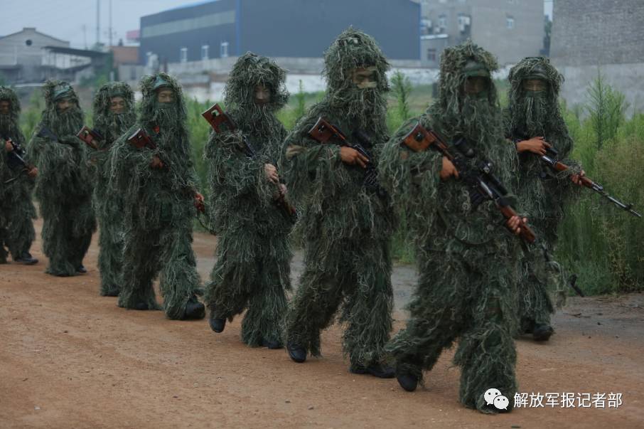 穿上伪装服的狙击手原来是这样!难得一见