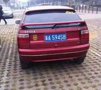 女车主拿到新车牌后,车牌号码让她感到尴尬,都不想挂车牌了