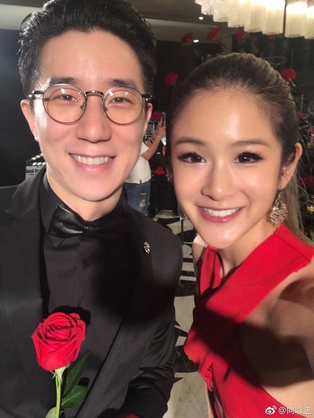 结婚的时候,房祖名也参加了她的婚礼,而且还跟当时的向以丞合照了