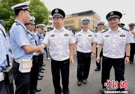 圖為:浙江省委常委,政法委書記,公安廳長徐加愛看望一線交警.