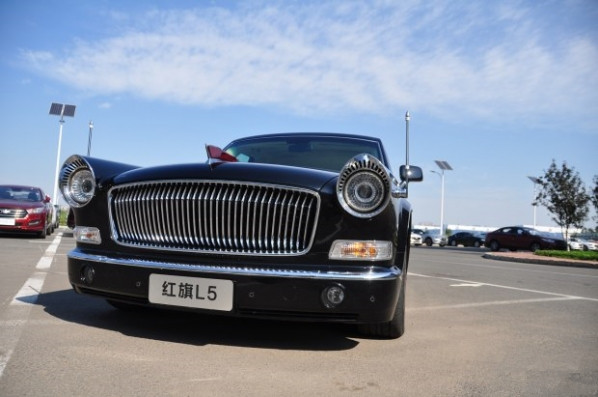 首辆红旗l5街头实拍,500万国产豪车,气势不输劳斯莱斯
