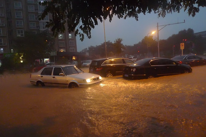 暴雨来袭雨行车注意事项!_凤凰网汽车_凤凰网