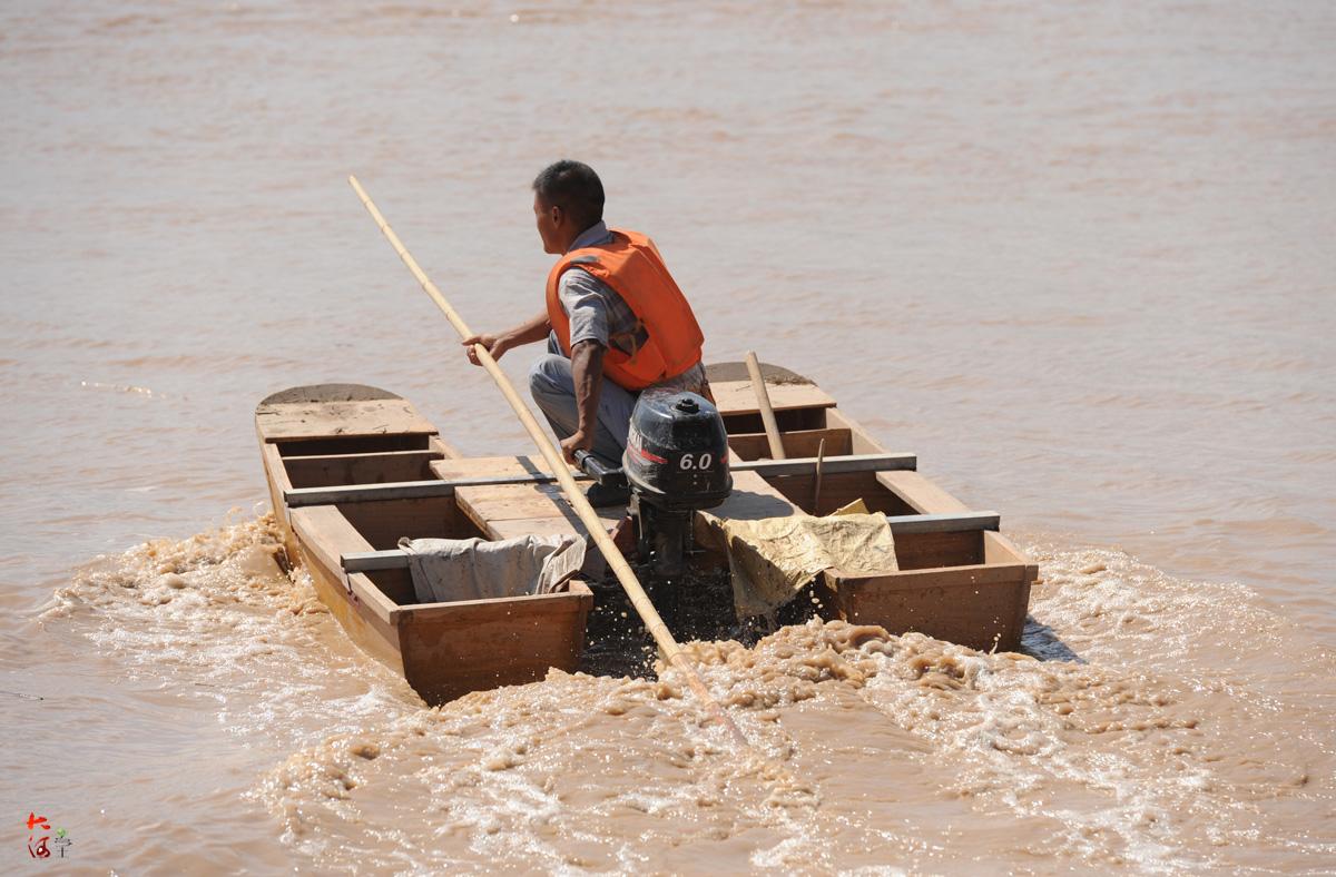胆大小伙驾木船黄河打渔,仅用竹竿控制方向