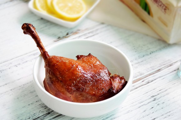 食材 鸭腿,盐,姜,蒜,干红辣椒,八角,桂皮,茴香,酱油,白糖,料酒,黑