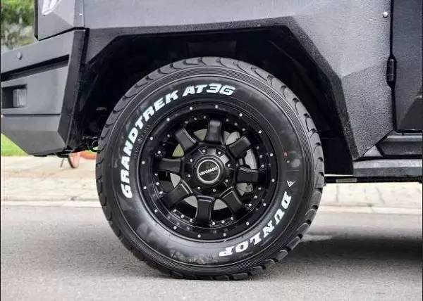 车轮也不是普通版,防弹车轮的侧壁通常有很厚的钢板来阻挡子弹的袭击