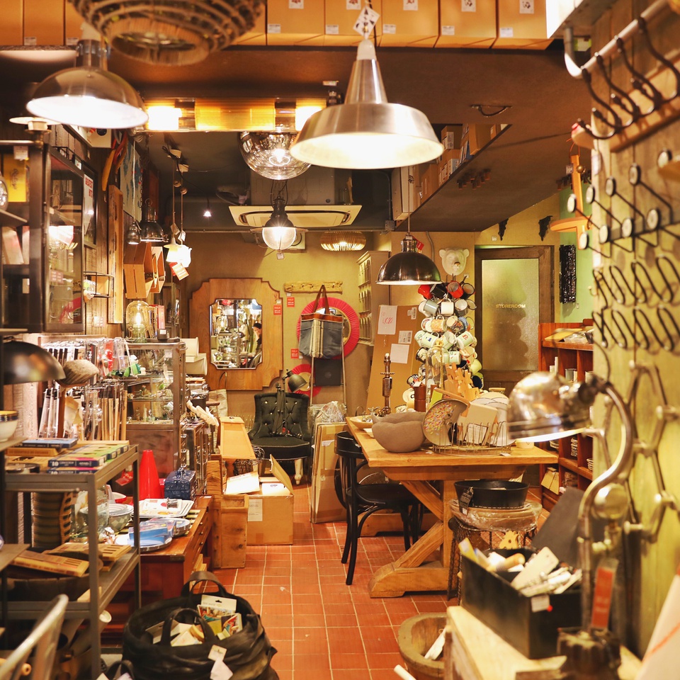 星街,听名字就够浪漫的,这里隐匿着许多家具店,设计买手店,古董杂货店