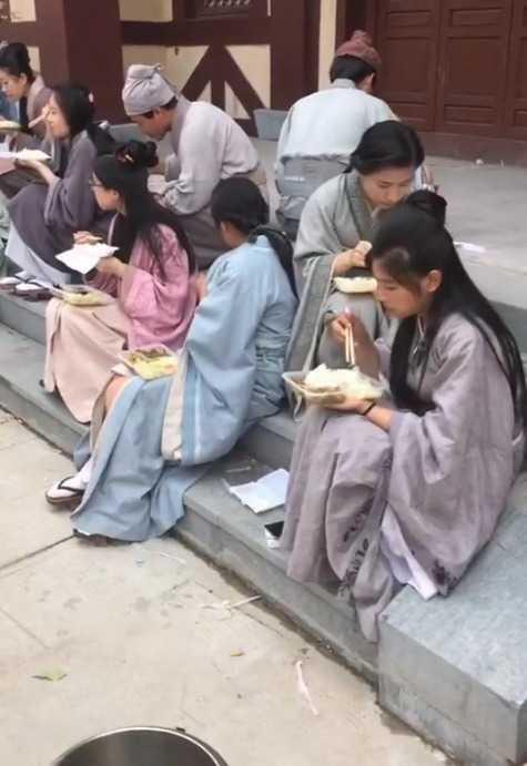 横店群演漂亮的女群演都逃不过规则