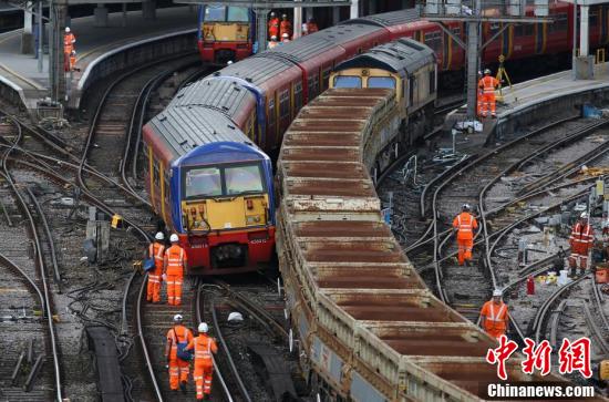 当地时间8月15日,英国伦敦滑铁卢火车站一列火车部分发生脱离轨道事故