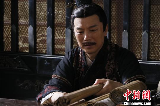 图为:演员刘冠军正在拍摄. 张勇 摄