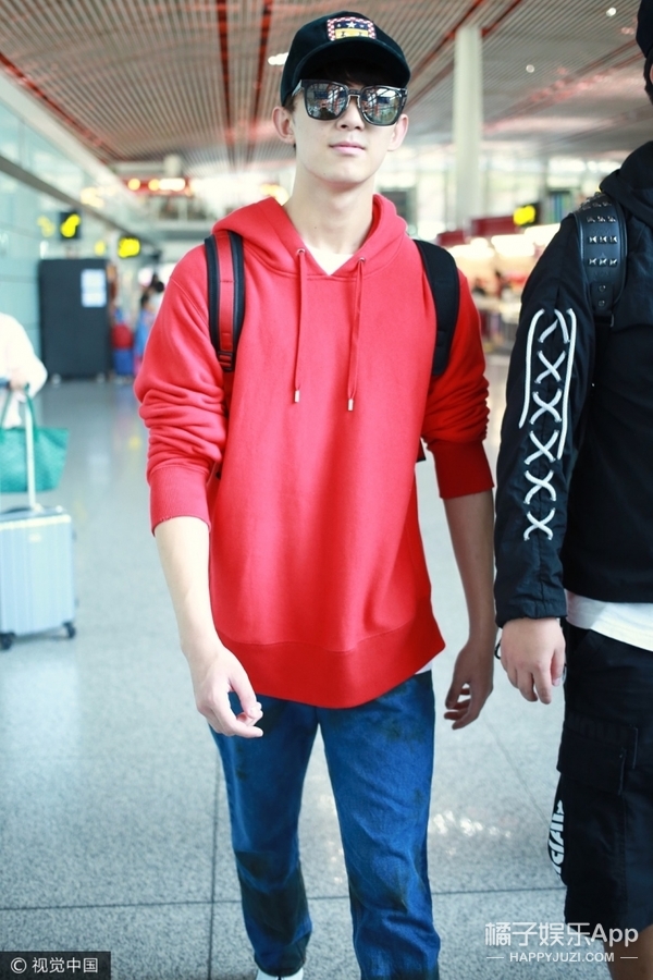 吴磊红色卫衣现身机场荧光色背包酷感十足