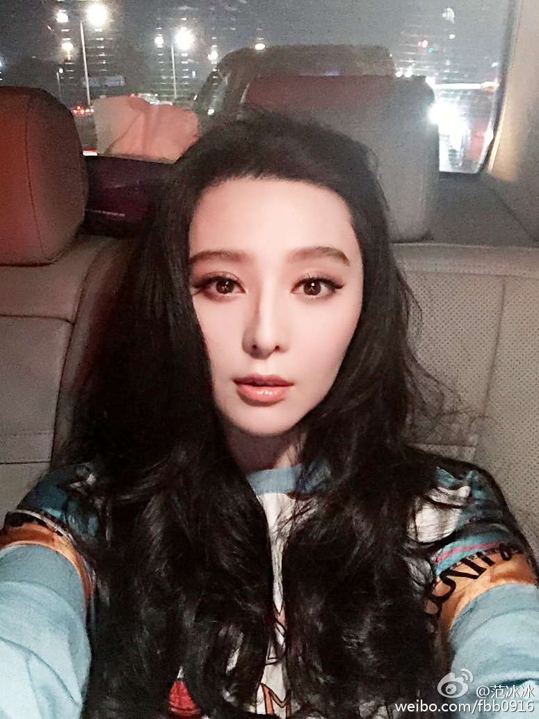 范冰冰捞金台上大汗淋漓,主持人有颜色帮擦汗,范爷竟闭眼享受!