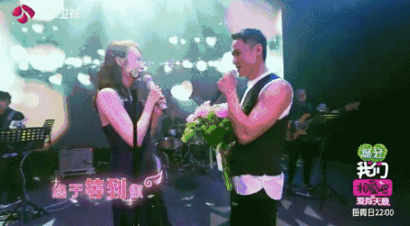 在综艺真人秀《我们相爱吧》节目中,王鸥拿着话筒浅吟低唱一曲《终于