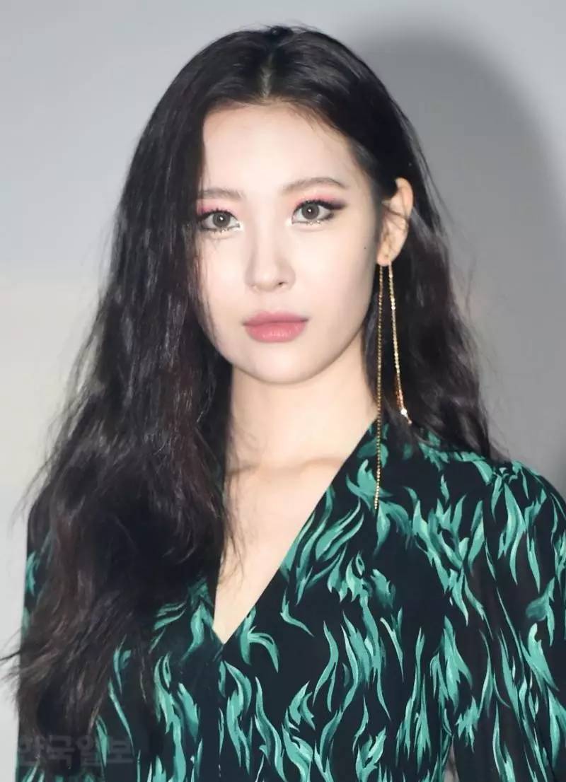 22日,歌手宣美在签约makeus ent.