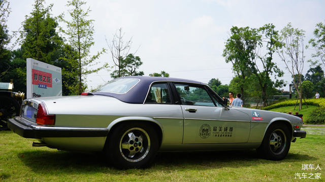 大哥开的车捷豹xjscv12老爷车鉴赏