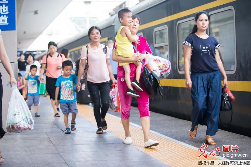 暑假临近结束留守儿童返程 车窗边眼神令人动容