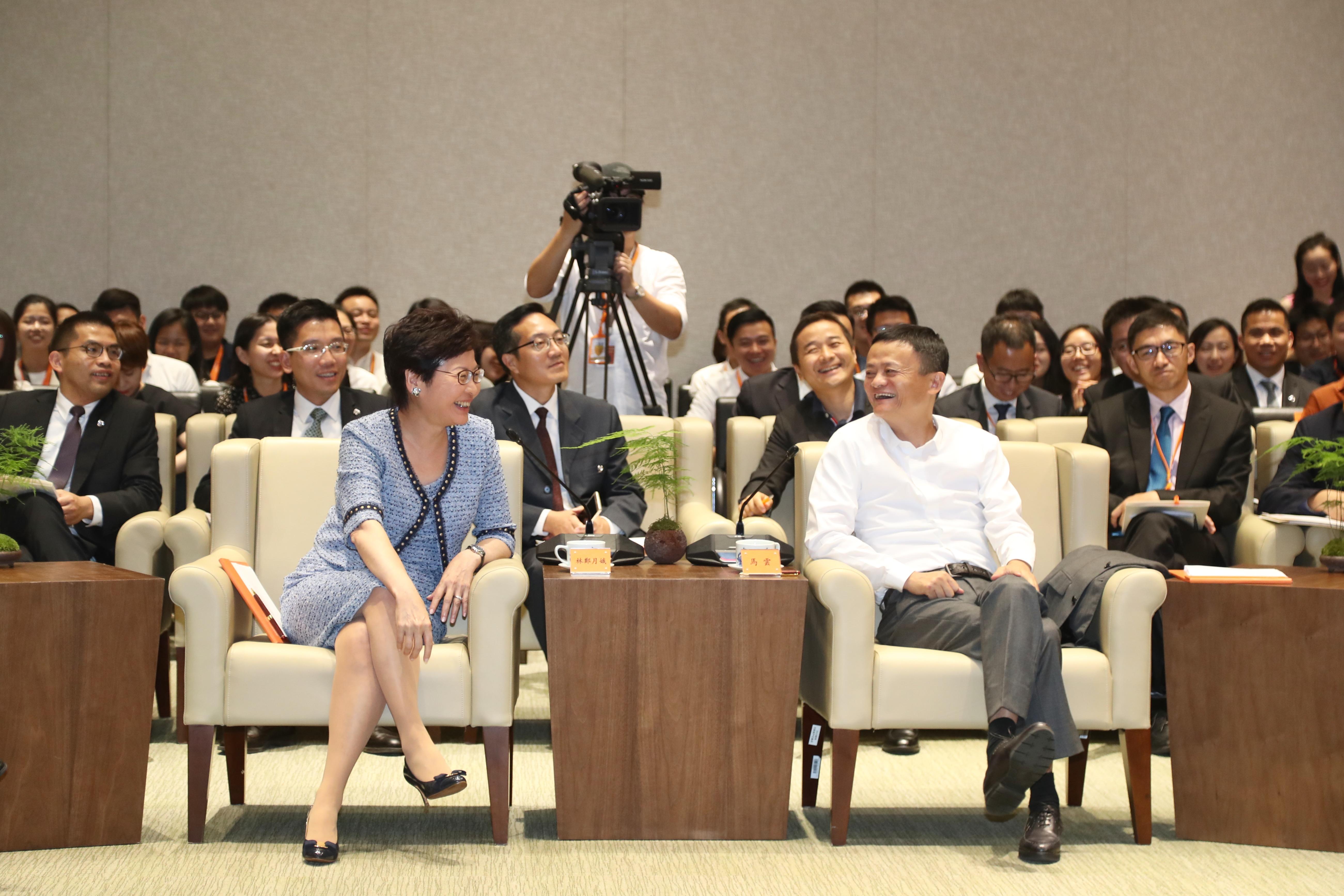 来自香港的实习生同学们,同时享受了和香港特首林郑月娥还有马云一起