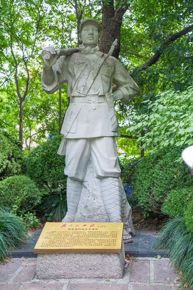 张思德雕像:"人固有一死,或重于泰山,或轻于鸿毛".