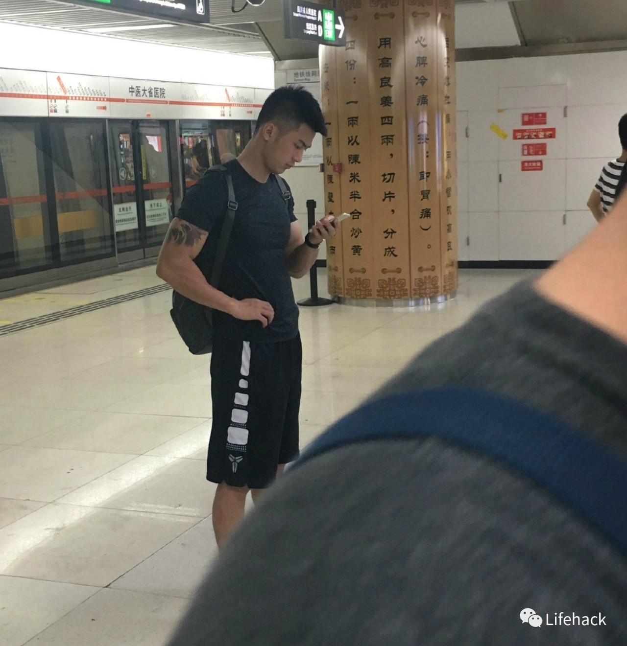 从妹子偷拍的照片来看,成都出帅哥果然不假,这位小哥帅气的发型,俊俏