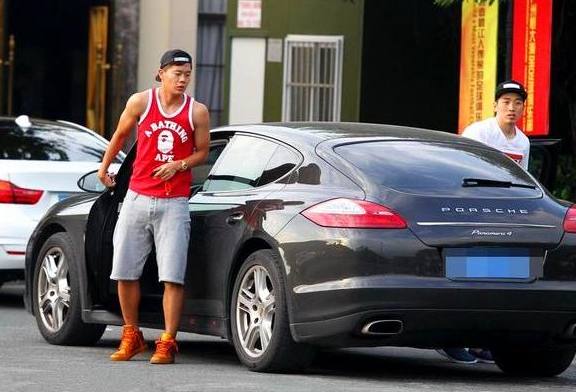 同样是为国争光,国足个个开200万的豪车,而他们摆地摊谋生!