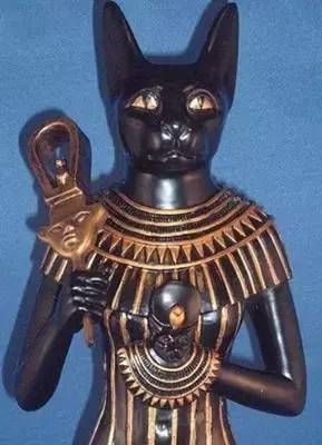 巴斯特常以手持叉铃的形象出现在古埃及神话中,与猫有关的神主要有三