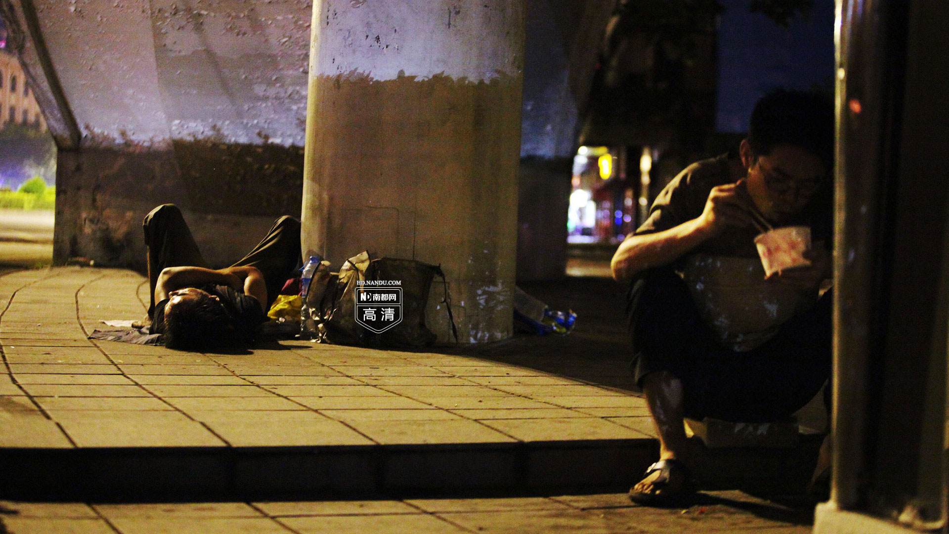 设计小哥把个人工作室搬到了天桥底下!很多人都觉得他疯了