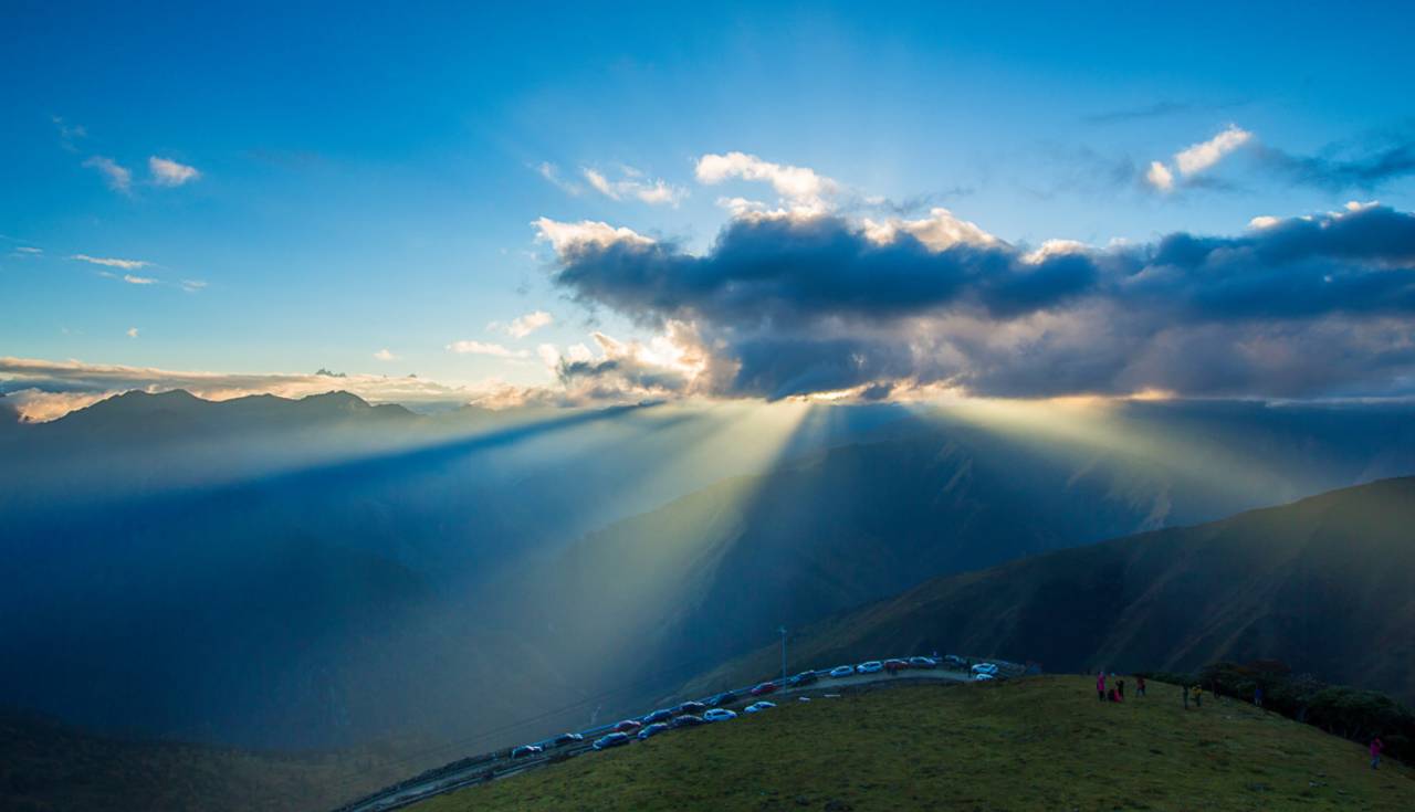 藏族的美麗神山,媲美牛背山的360度觀景平臺,還有一條通天路