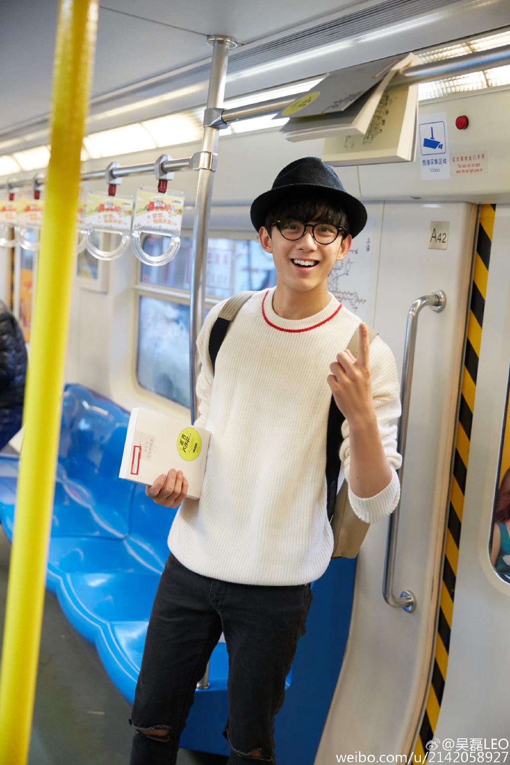 白色干净装扮,满满的学院风(这个学长帅得不要不要的)氮素我们中国有