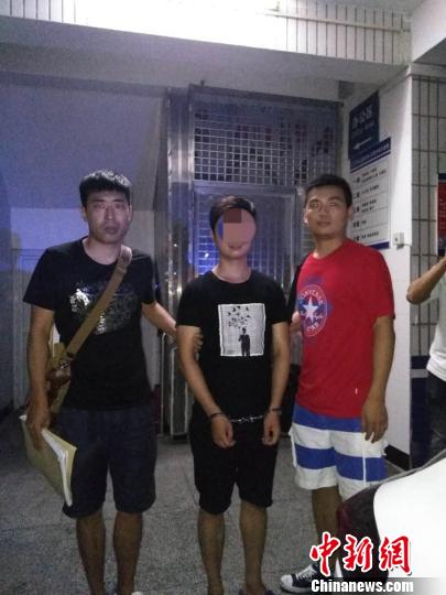 图为：警方将嫌疑人抓获。　建德警方供图摄