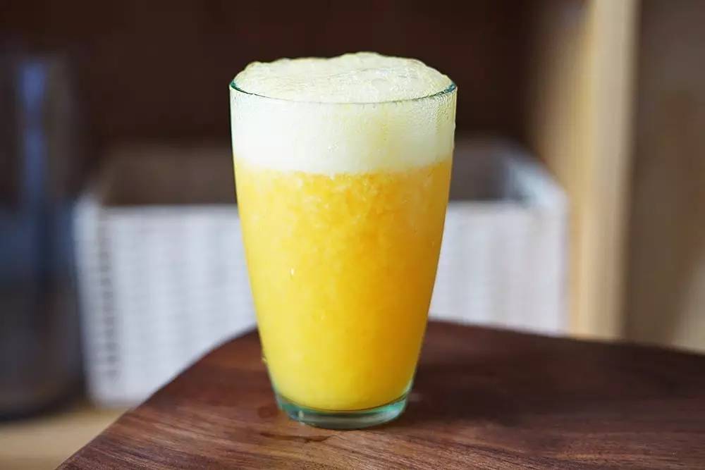 材料芒果 半个 / 苏打水 1杯几秒钟轻松制作果泥,像之前做绿豆糕,绿豆