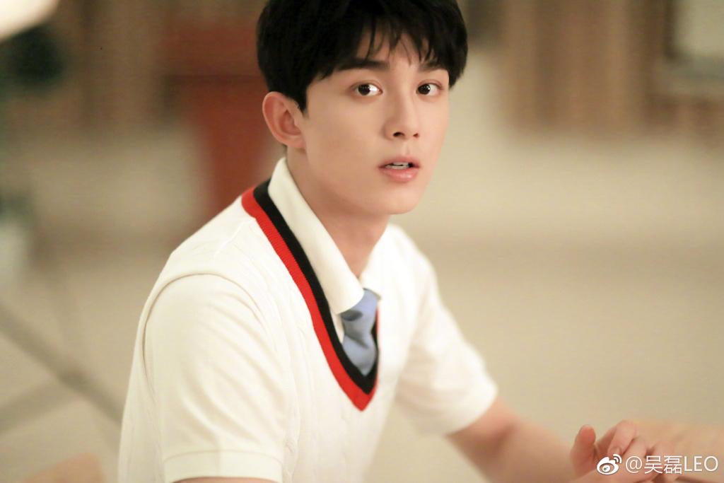 白色干净装扮,满满的学院风(这个学长帅得不要不要的)氮素我们中国有