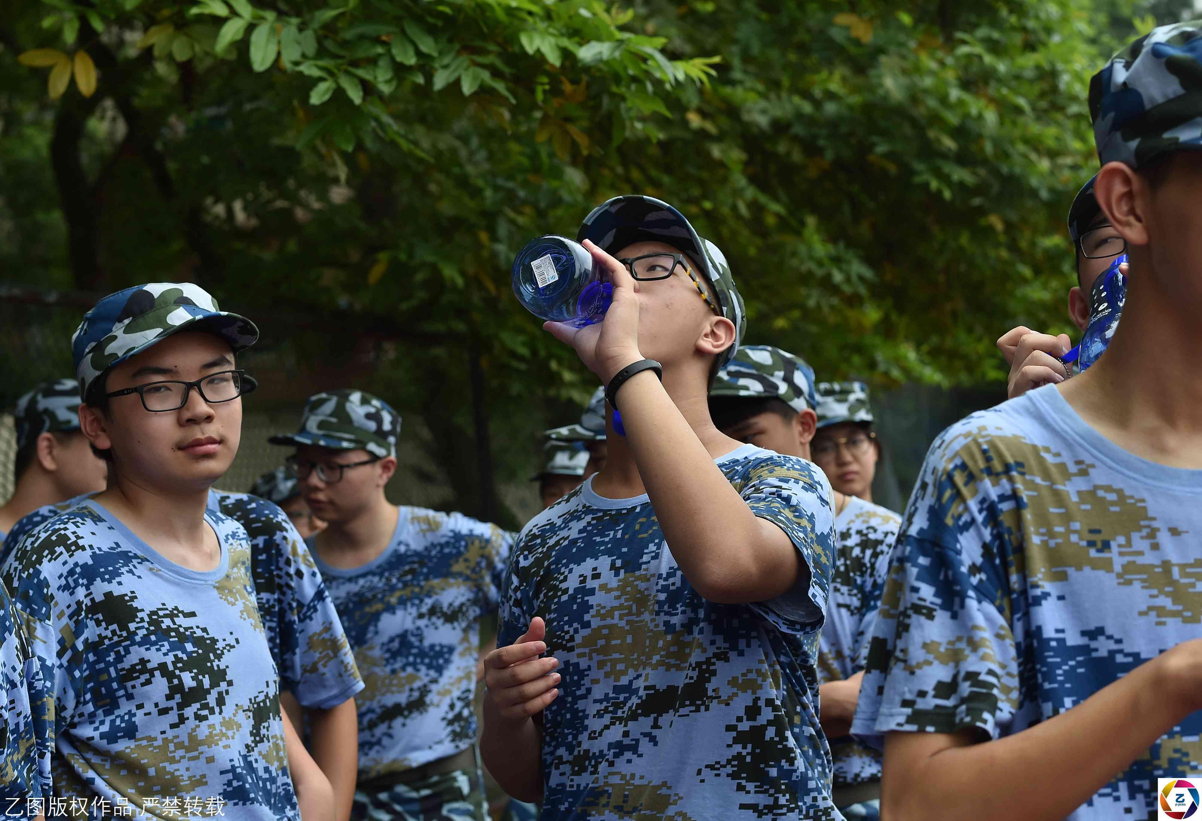 科大少年班军训:孩子场上坚持 妈妈一旁陪伴