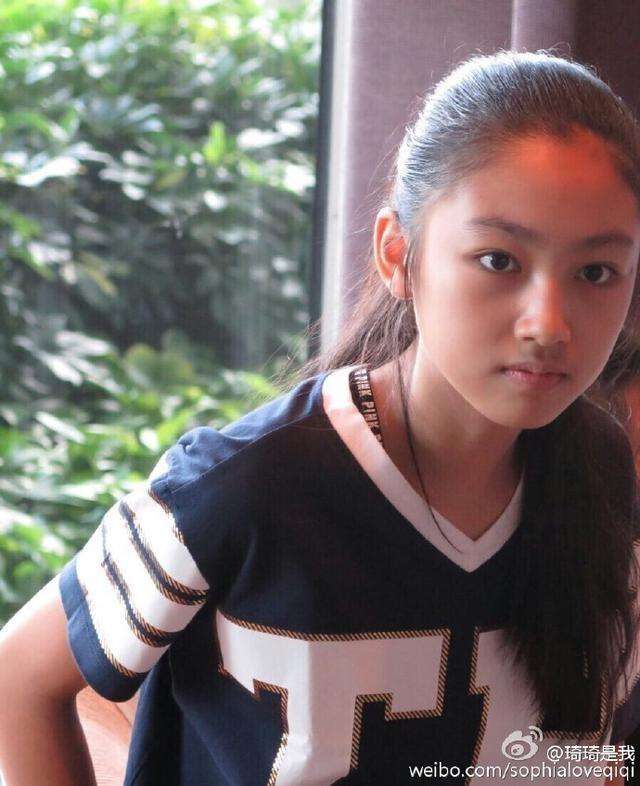 62岁任达华女儿近照, 如今13岁一身铜色皮肤长成这样