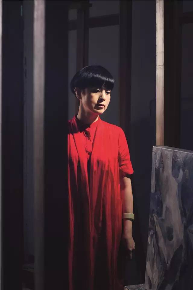 喻红丨 画笔触碰忧郁困境