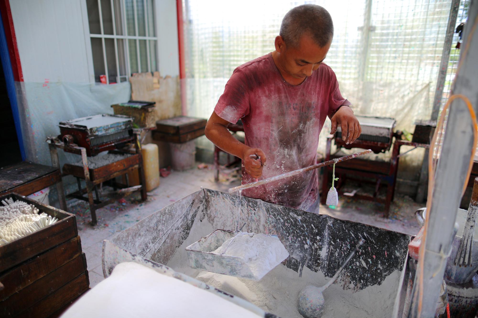 "制作粉笔可不是个轻省活.