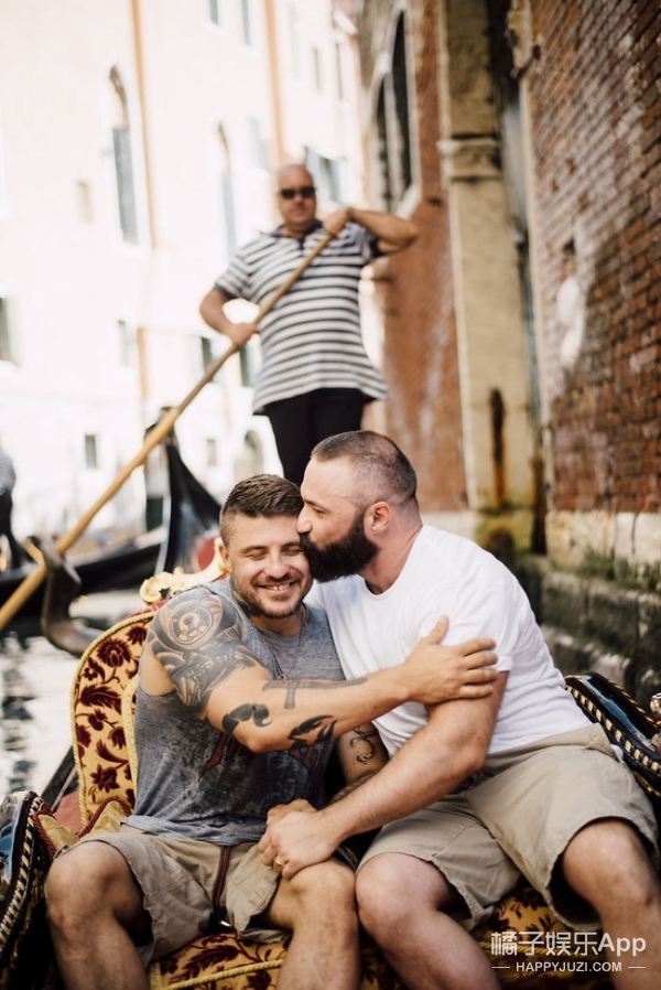 瑞典前奥运跳水运动员被求婚了,感觉两个壮汉有点萌